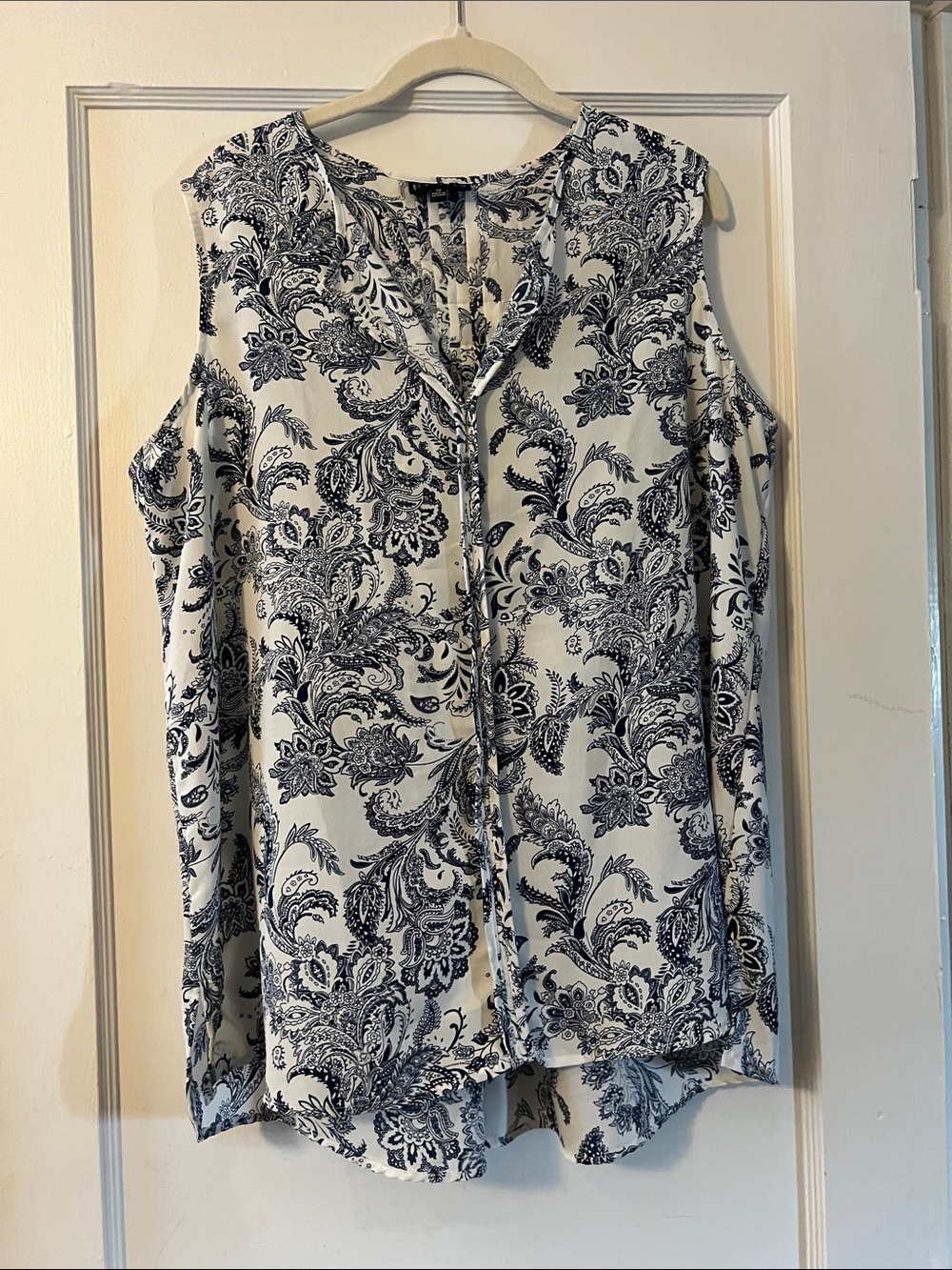bobeau White & Navy Paisley Sleeveless Blouse